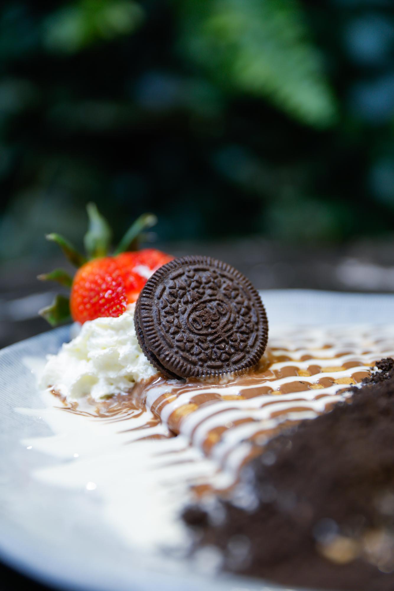 Dessert med Oreo-kiks, flødeskum og jordbær på tallerken