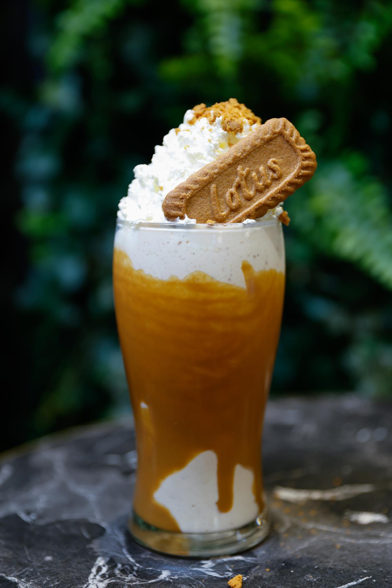 Karamel-milkshake med flødeskum og Lotus-kiks i glas