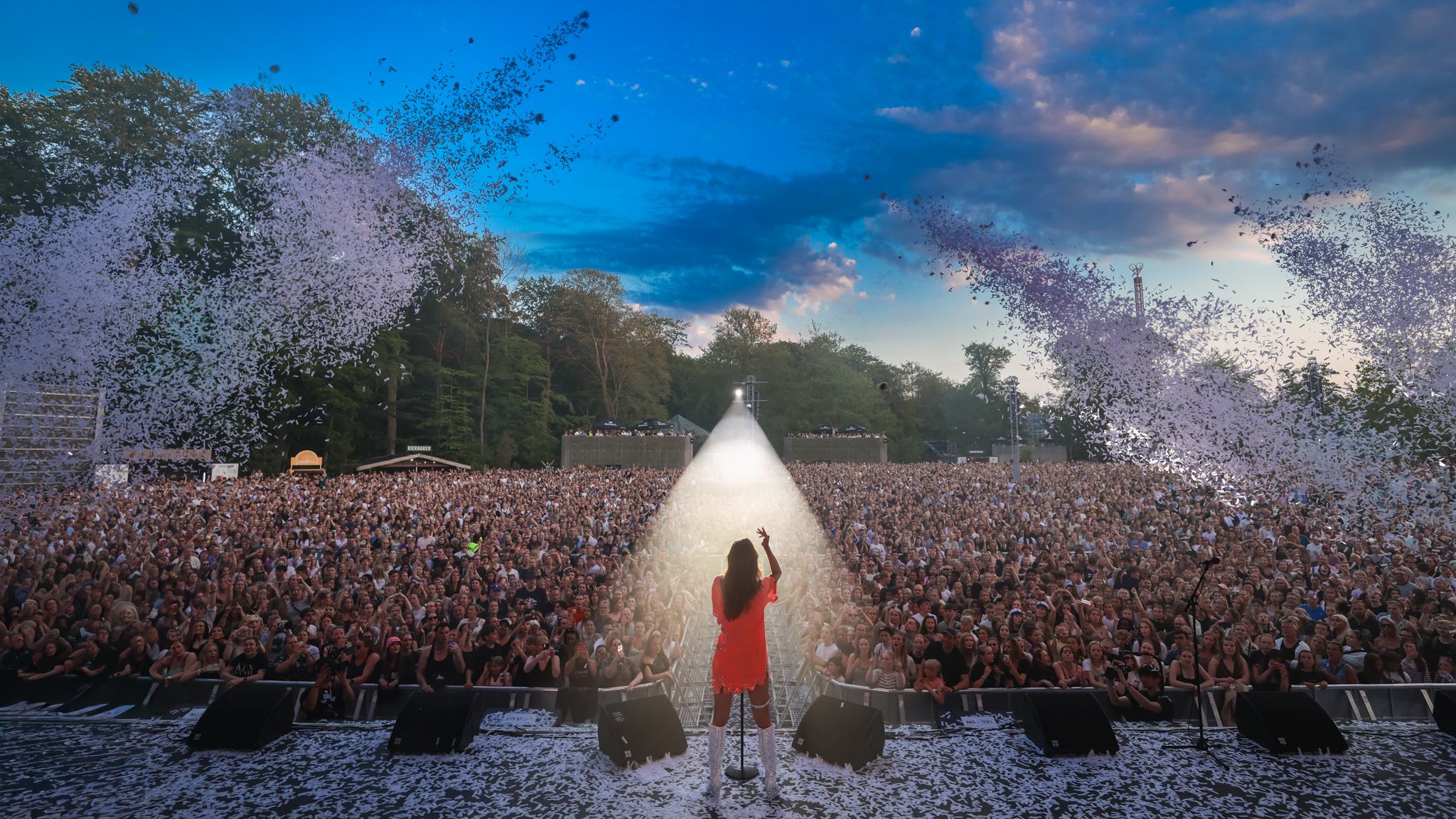 Konfetti over publikum til udendørs festivalkoncert