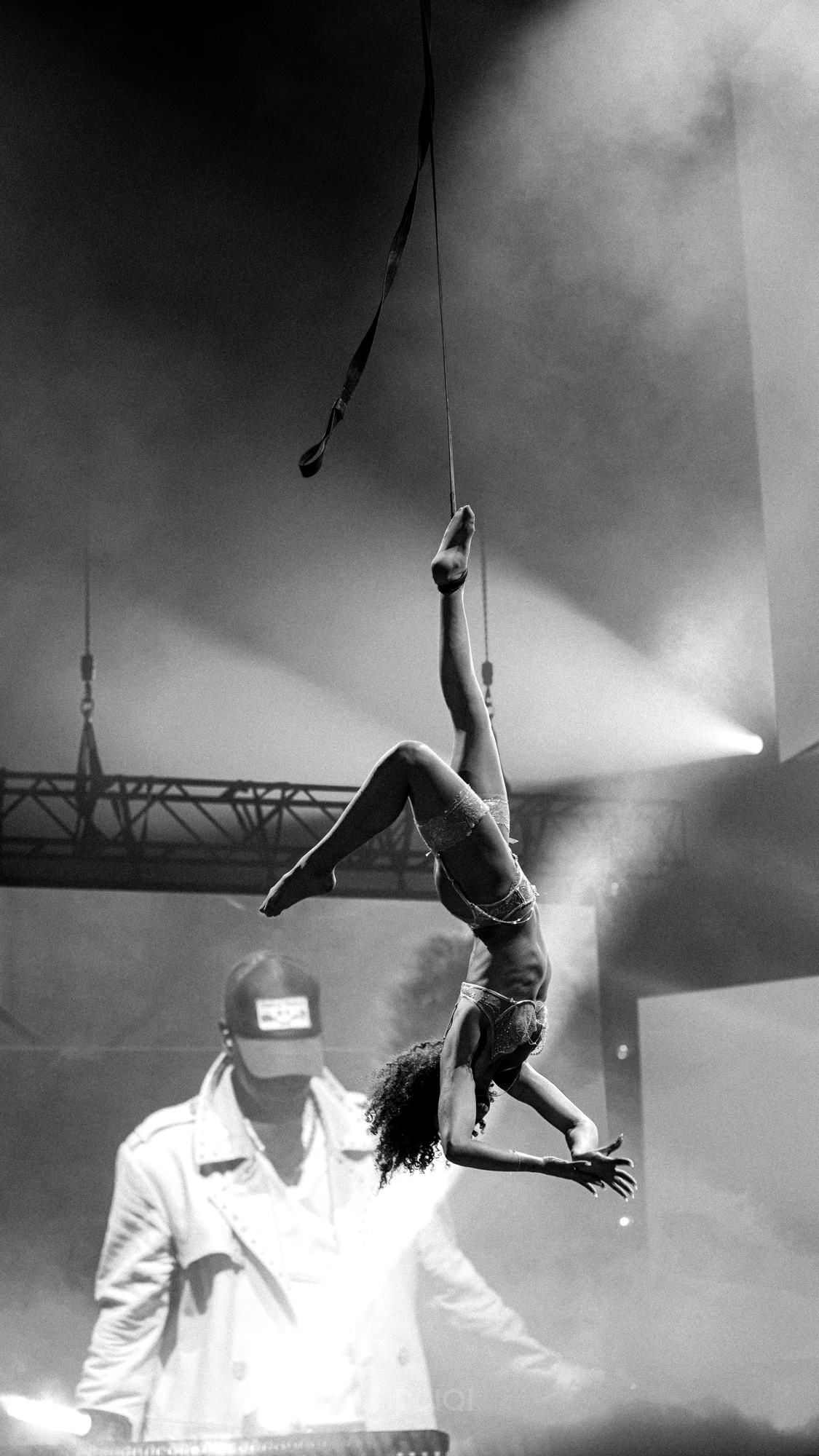 Luftakrobat i sort-hvid under sceneshow