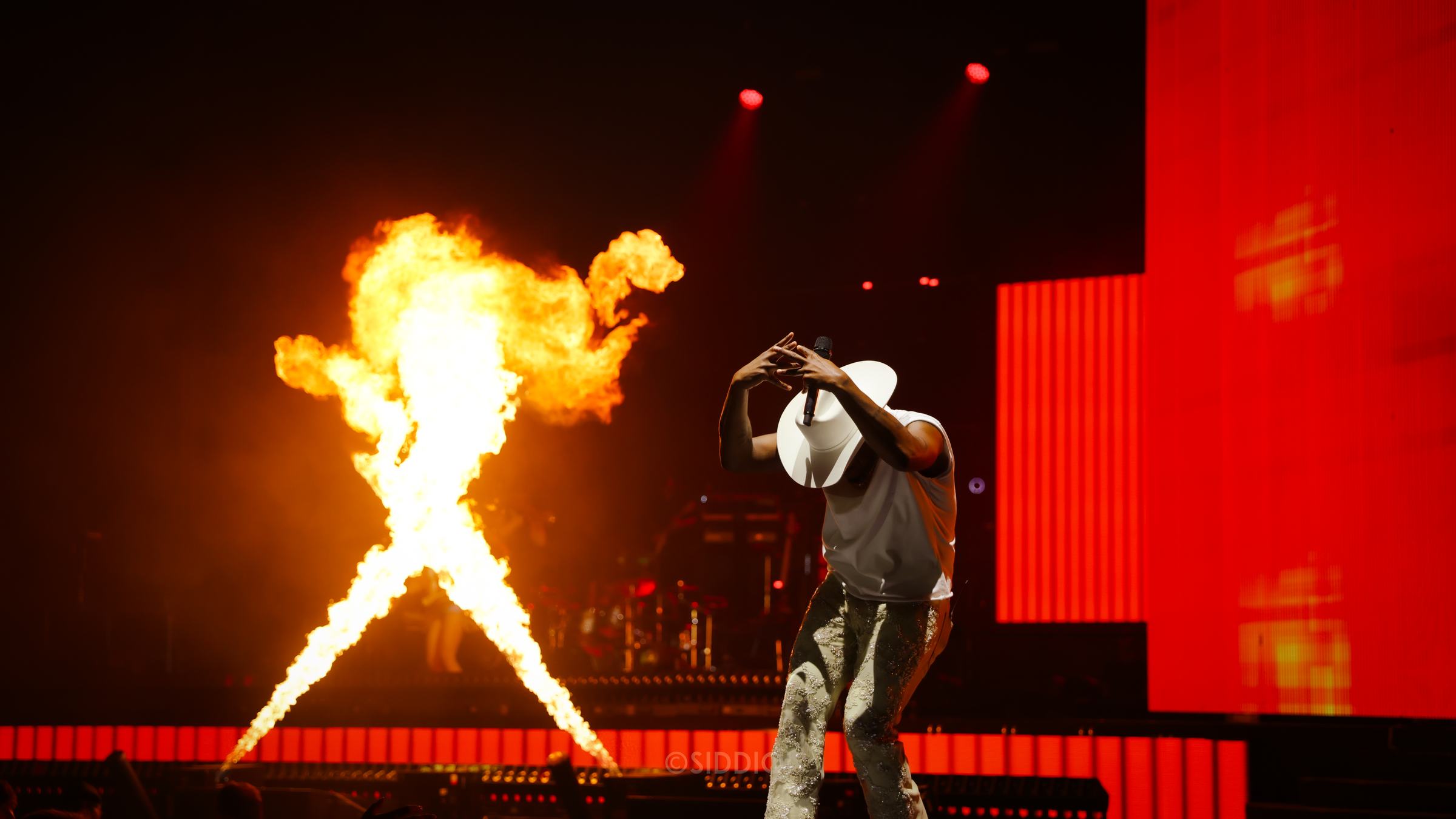 Flammesøjler skyder op fra scenen under koncert